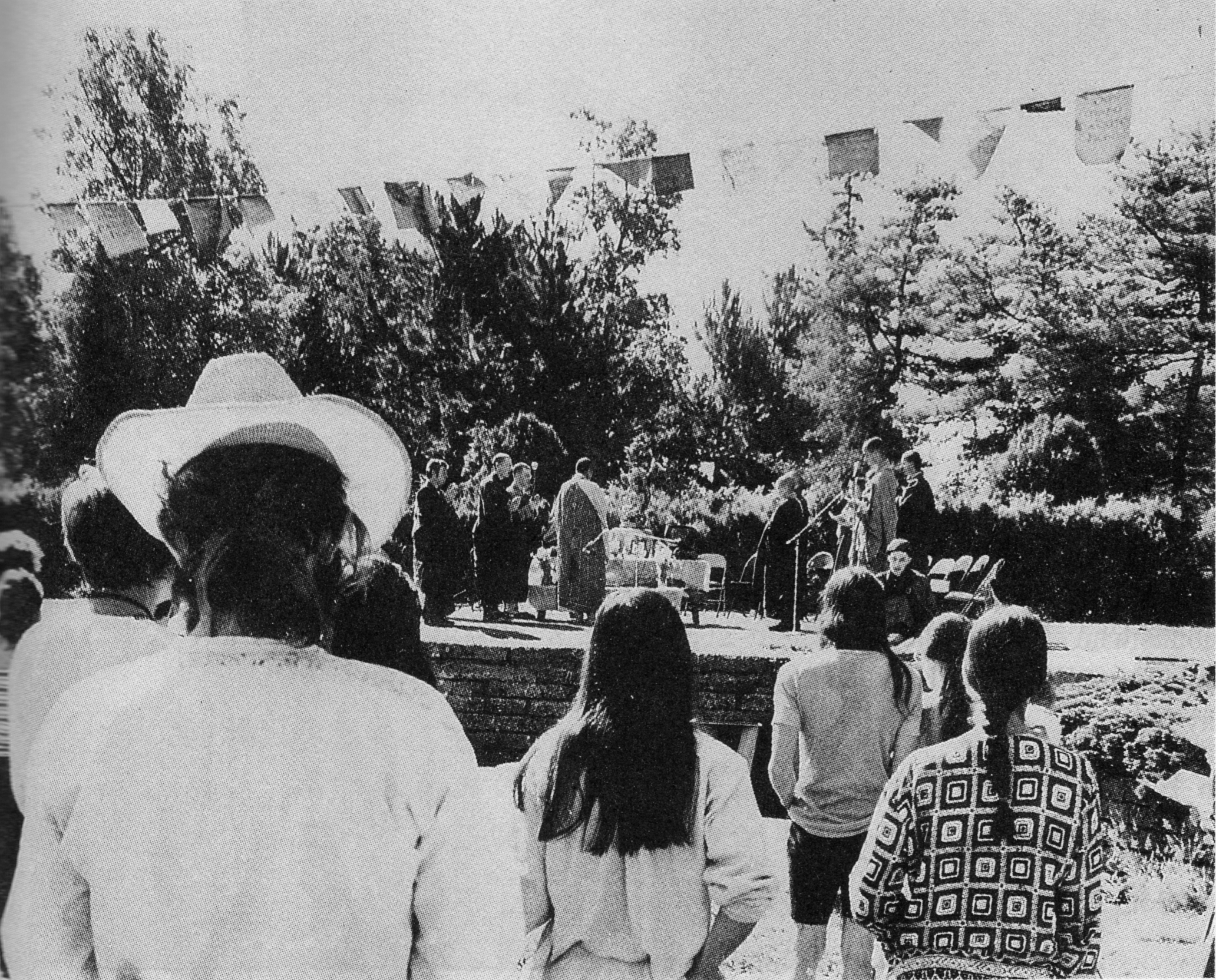 �ŤƦѩM�|�l������M��2 - ���Ĥۤ� �Y�����EIn Memory of the Venerable Master Hsuan Huan - Transformation of a Bodhisattva,